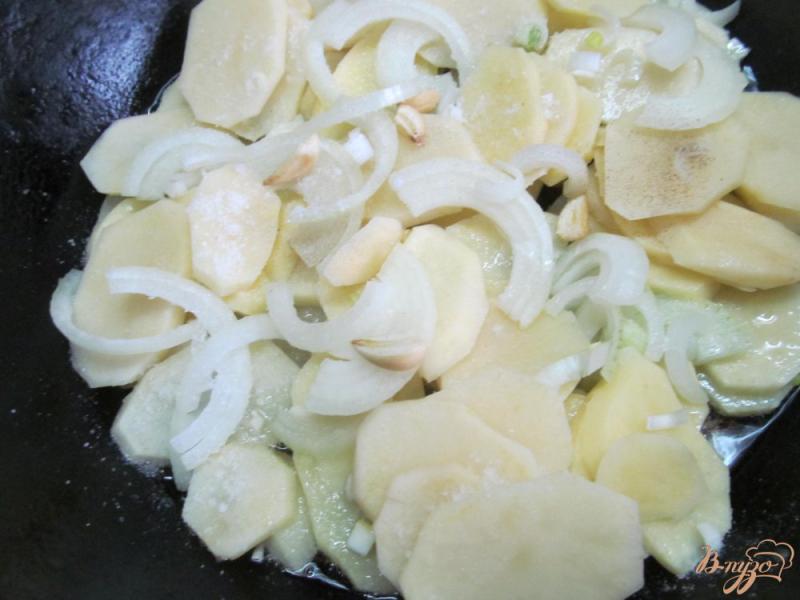 Фото приготовление рецепта: Жареный картофель с оливками шаг №2
