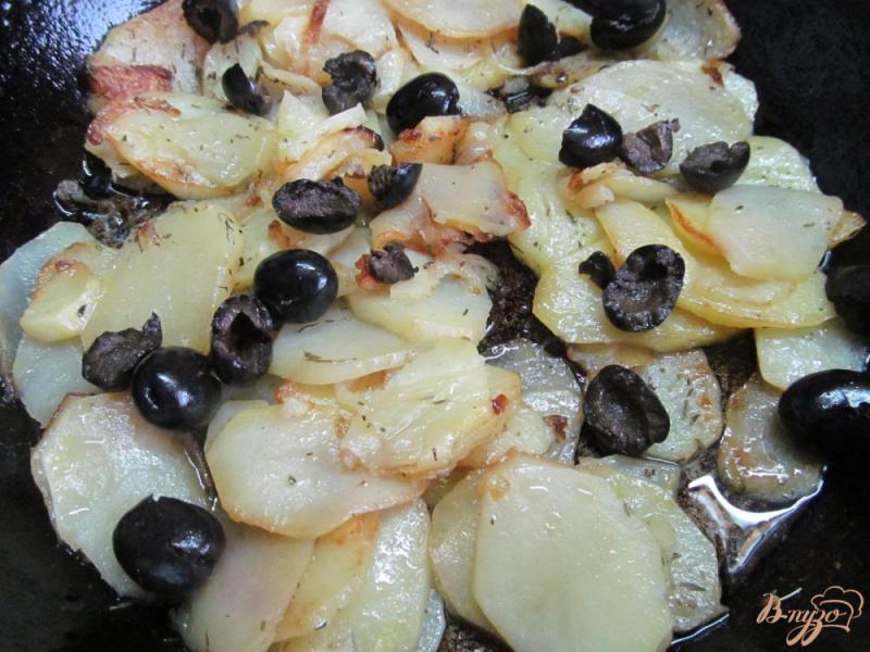 Фото приготовление рецепта: Жареный картофель с оливками шаг №5