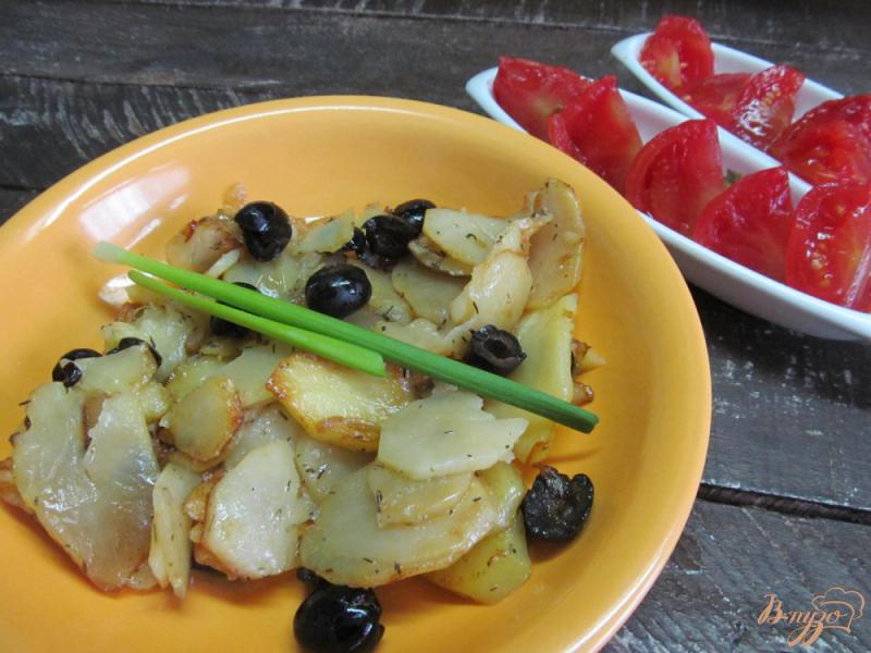 Фото приготовление рецепта: Жареный картофель с оливками шаг №6
