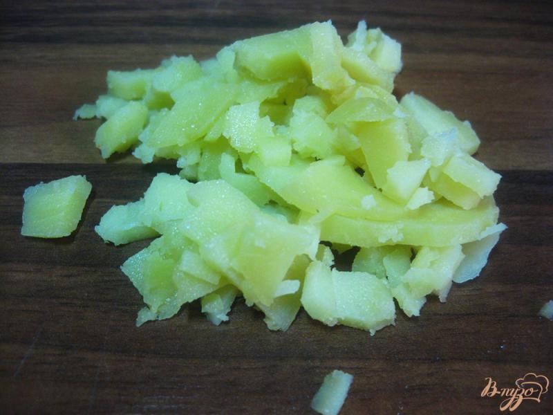 Фото приготовление рецепта: Салат со свеклой, черносливом и яблоком шаг №5