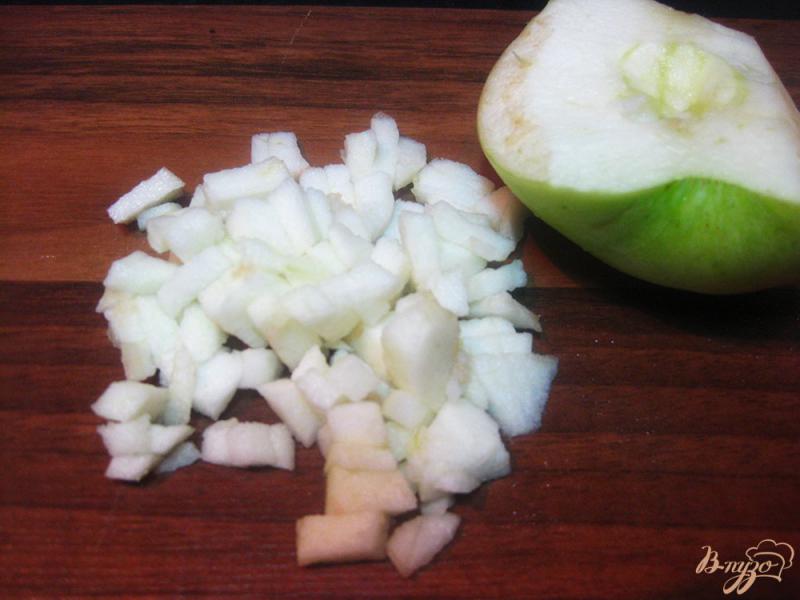 Фото приготовление рецепта: Салат со свеклой, черносливом и яблоком шаг №9