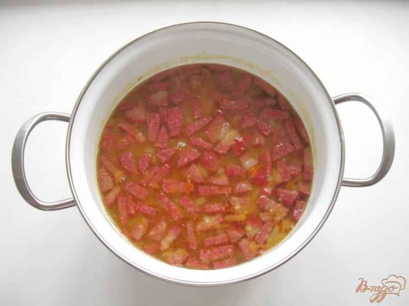 Фото приготовление рецепта: Гороховый суп с копченой колбасой шаг №6