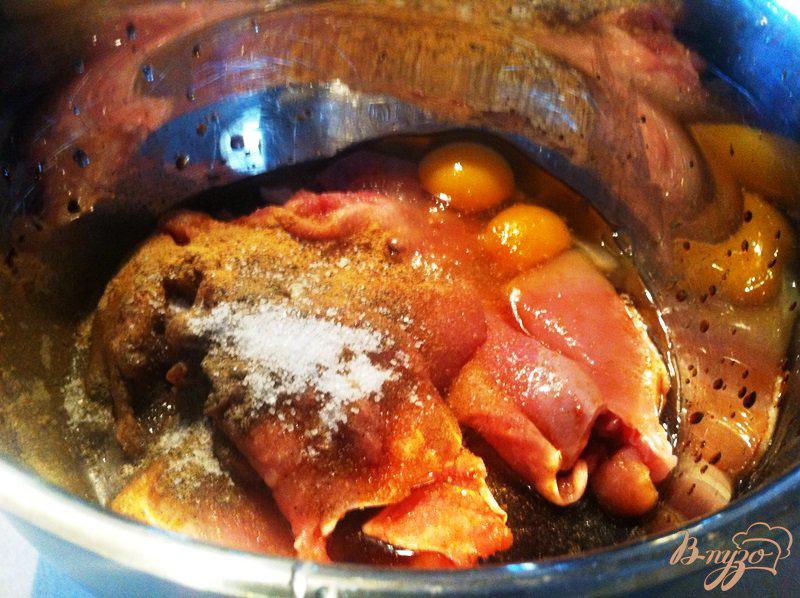 Фото приготовление рецепта: Куриная мякоть в панировке из овсяных хлопьев шаг №2