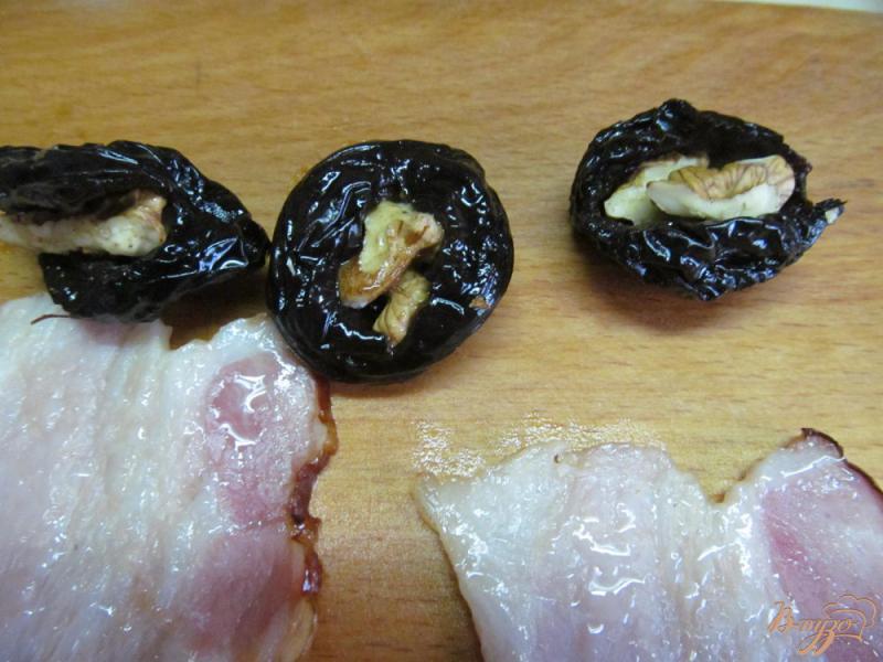 Фото приготовление рецепта: Фаршированный чернослив в беконе шаг №2