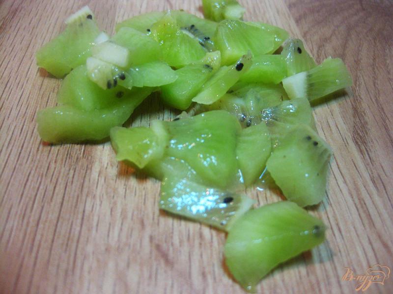 Фото приготовление рецепта: Фруктовый салат с вермутом «Мохито» шаг №3