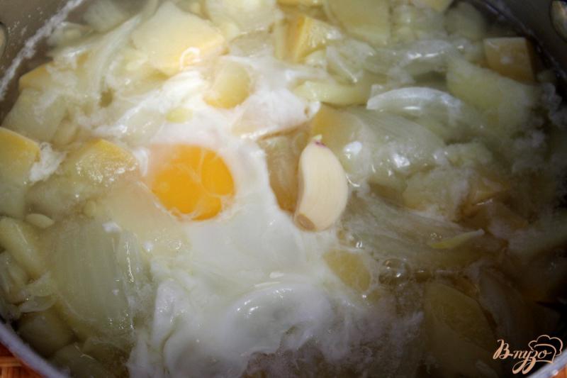 Фото приготовление рецепта: Суп пюре из кабачка с яйцом и сыром шаг №4