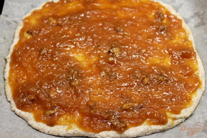 Фото приготовление рецепта: Творожно-овсяный пирог с абрикосовым повидлом шаг №5