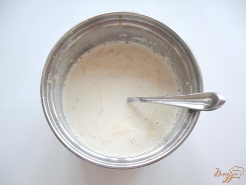 Фото приготовление рецепта: Яблочные блины на молоке с водой шаг №4