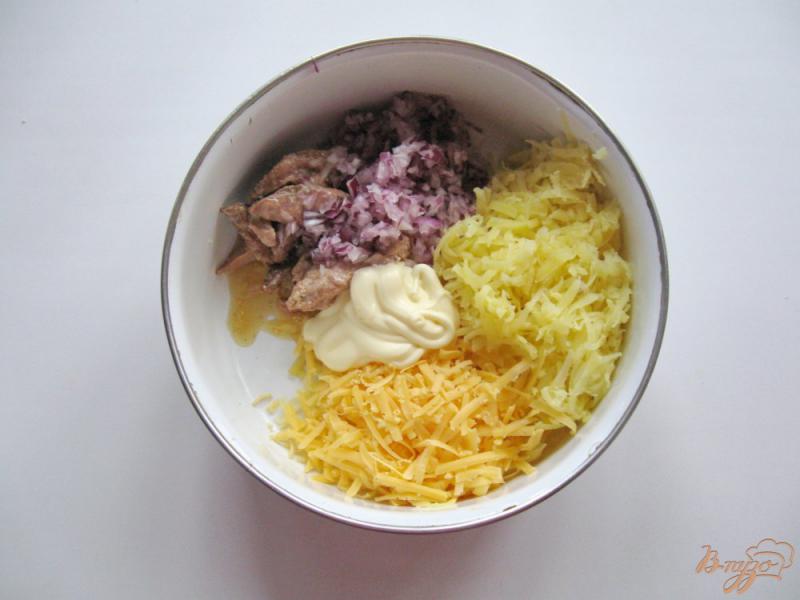 Фото приготовление рецепта: Салат из печени минтая «Танк» шаг №4