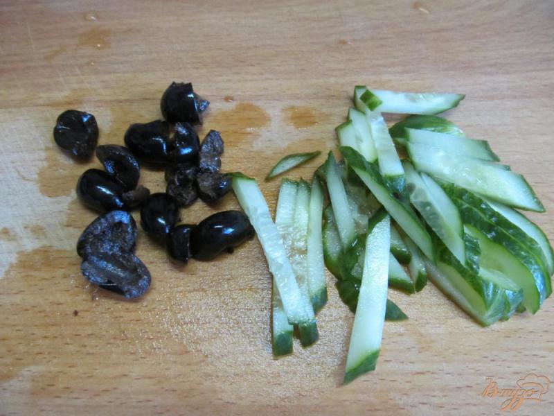 Фото приготовление рецепта: Гречневая каша с огурцом и оливками шаг №3