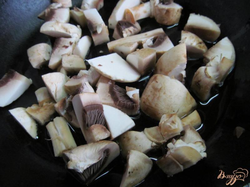 Фото приготовление рецепта: Паштет из куриной печени с грибами и беконом шаг №1