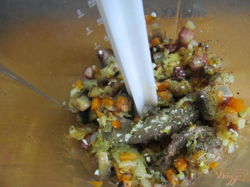 Фото приготовление рецепта: Паштет из куриной печени с грибами и беконом шаг №5