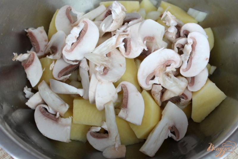 Фото приготовление рецепта: Картофель с шампиньонами в духовке шаг №3