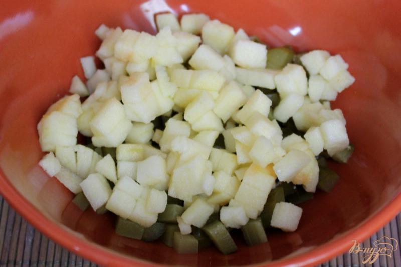 Фото приготовление рецепта: Салат с квашенным огурцом, колбасой и яблоком шаг №2