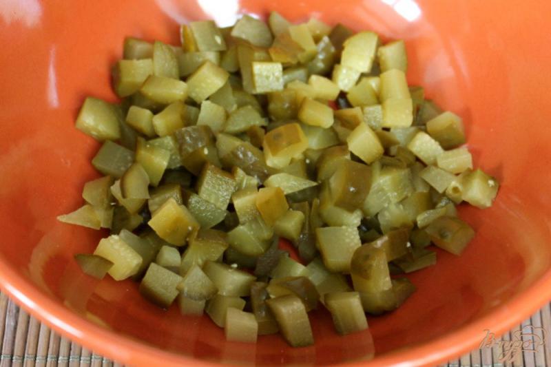 Фото приготовление рецепта: Салат с квашенным огурцом, колбасой и яблоком шаг №1