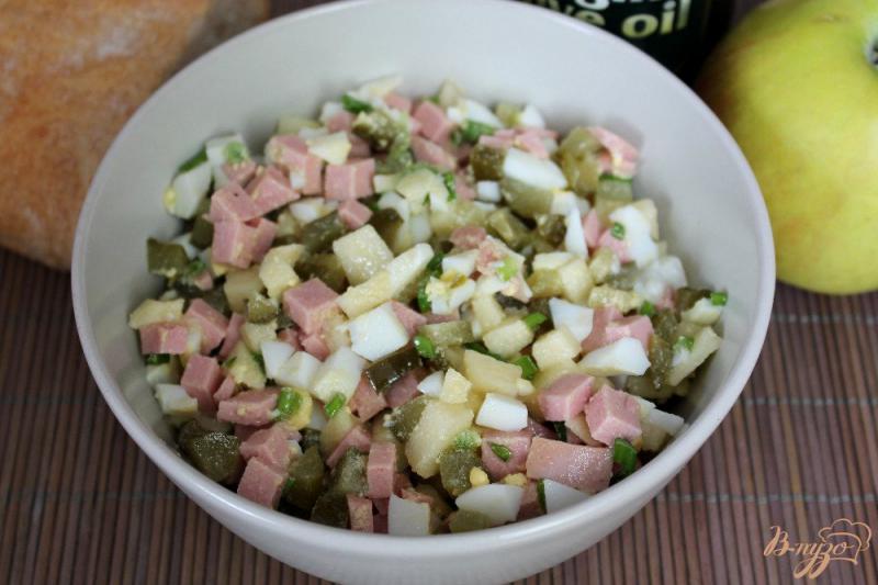 Фото приготовление рецепта: Салат с квашенным огурцом, колбасой и яблоком шаг №6