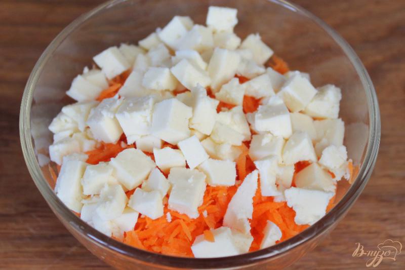 Фото приготовление рецепта: Морковный салат с адыгейским сыром и медом шаг №2
