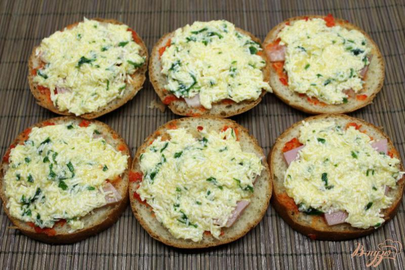 Фото приготовление рецепта: Горячие бутерброды с ветчиной, брынзой и зеленью шаг №6