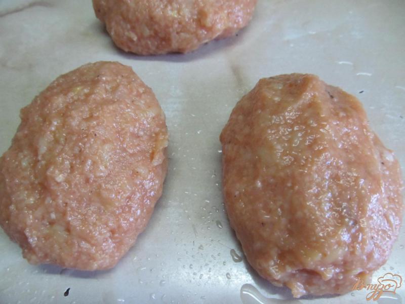 Фото приготовление рецепта: Куриные котлеты с картофелем и томатной пастой шаг №5