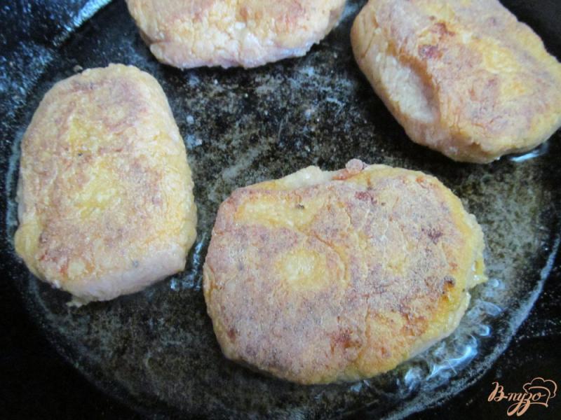 Фото приготовление рецепта: Куриные котлеты с картофелем и томатной пастой шаг №7