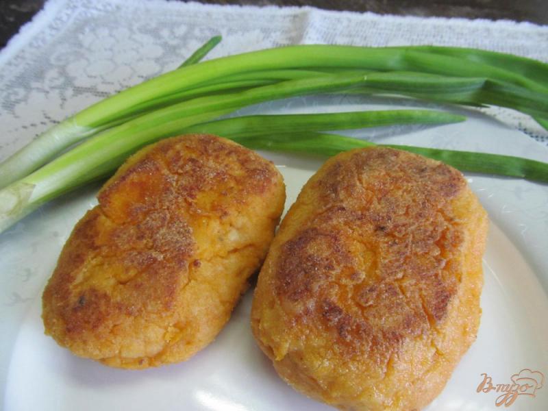 Фото приготовление рецепта: Куриные котлеты с картофелем и томатной пастой шаг №8