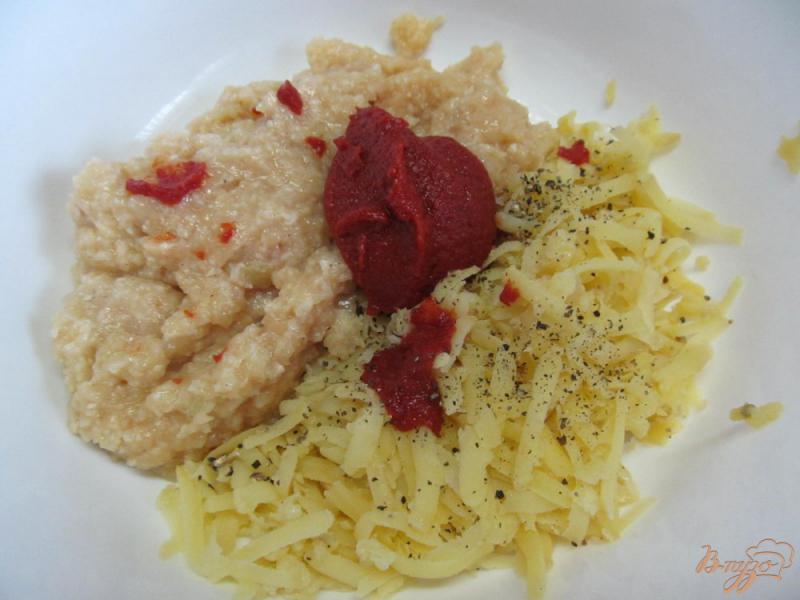 Фото приготовление рецепта: Куриные котлеты с картофелем и томатной пастой шаг №3