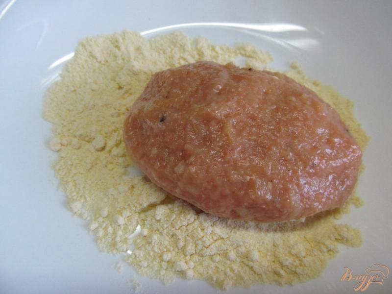 Фото приготовление рецепта: Куриные котлеты с картофелем и томатной пастой шаг №6