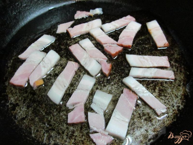 Фото приготовление рецепта: Теплый картофельный салат с горошком и красным луком шаг №2