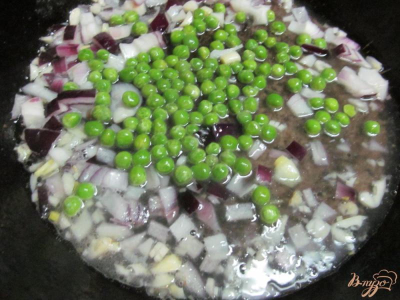 Фото приготовление рецепта: Теплый картофельный салат с горошком и красным луком шаг №6