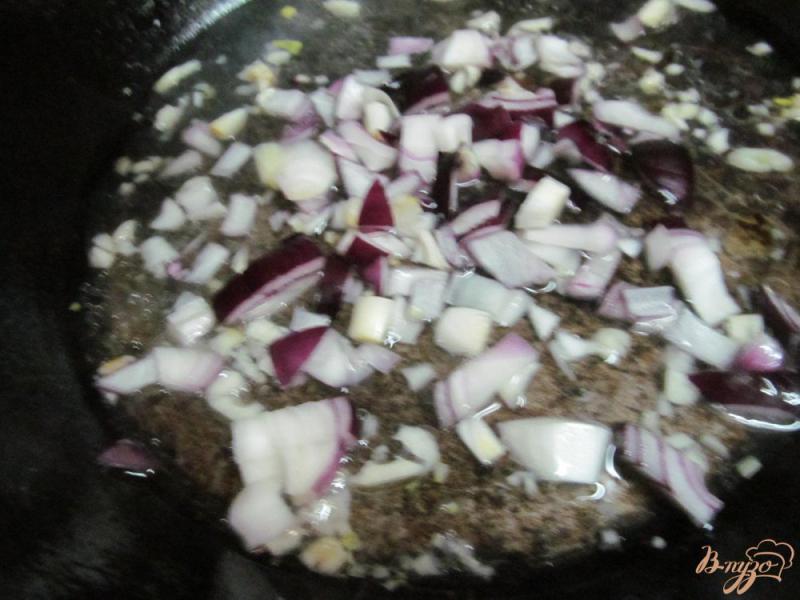 Фото приготовление рецепта: Теплый картофельный салат с горошком и красным луком шаг №5
