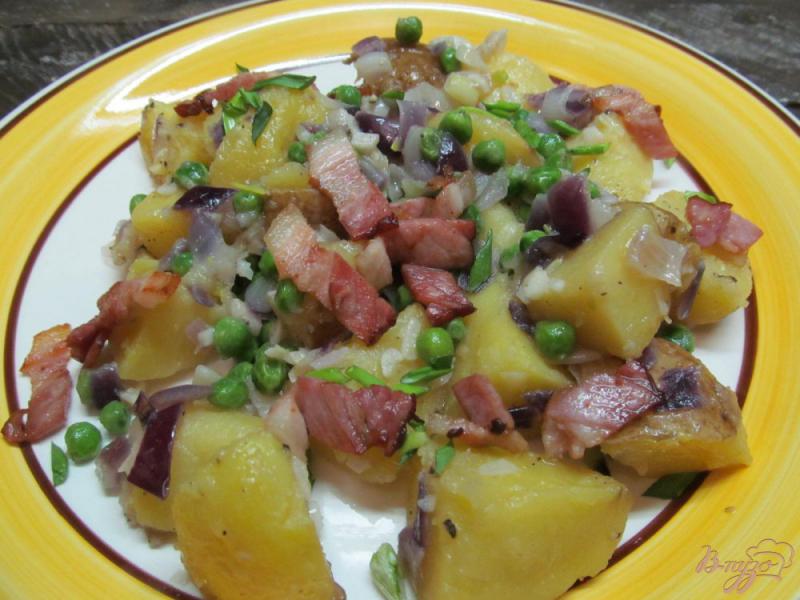 Фото приготовление рецепта: Теплый картофельный салат с горошком и красным луком шаг №8