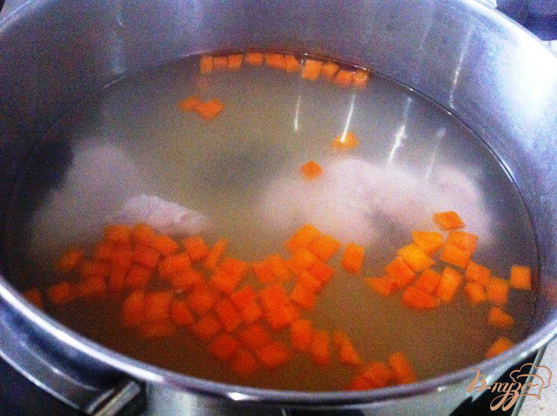 Фото приготовление рецепта: Суп из индейки, кукурузы и  вермишели для деток шаг №2