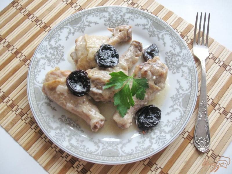 Фото приготовление рецепта: Курица в сметане с черносливом шаг №5