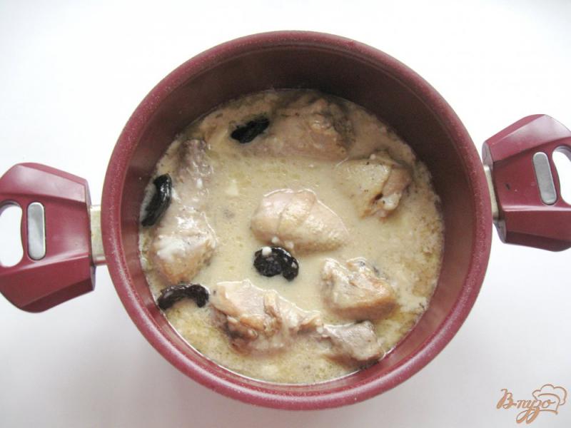 Фото приготовление рецепта: Курица в сметане с черносливом шаг №4