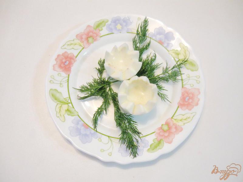 Фото приготовление рецепта: Яйца фаршированные печенью минтая и плавленым сыром шаг №4