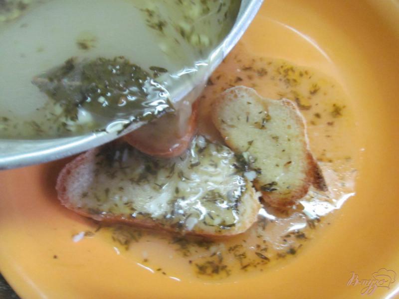Фото приготовление рецепта: Хлебный суп на курином бульоне шаг №4