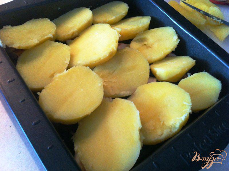 Фото приготовление рецепта: Запеченный картофель в яично-сметанной заливке шаг №3