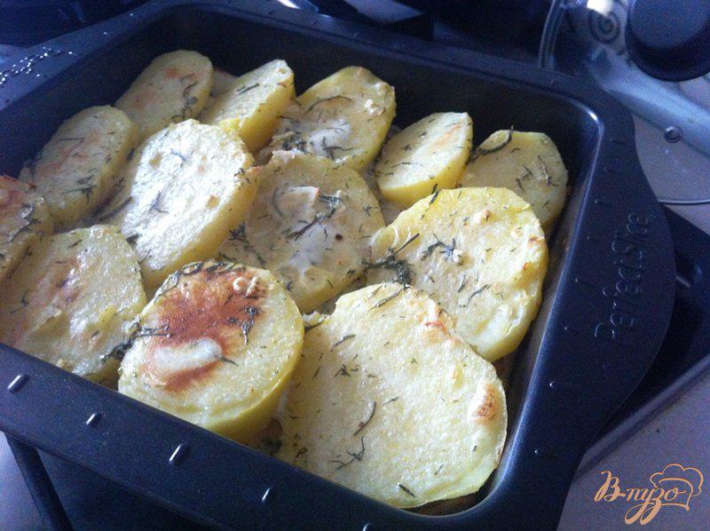 Фото приготовление рецепта: Запеченный картофель в яично-сметанной заливке шаг №7