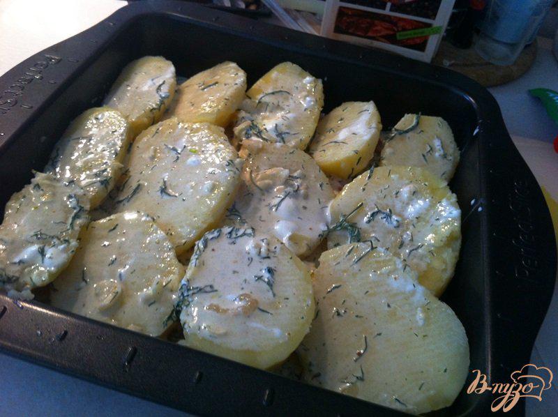 Фото приготовление рецепта: Запеченный картофель в яично-сметанной заливке шаг №6
