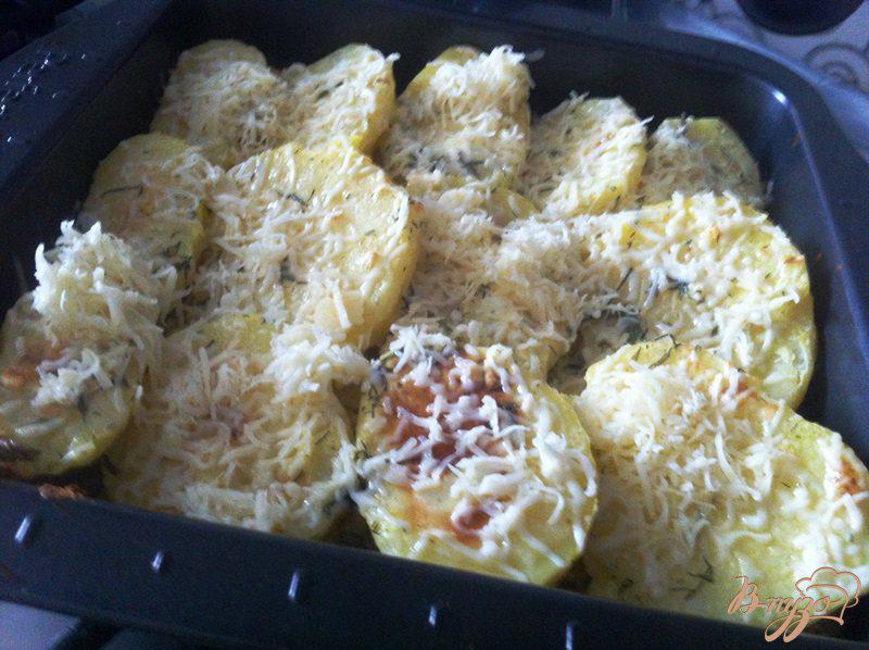 Фото приготовление рецепта: Запеченный картофель в яично-сметанной заливке шаг №9