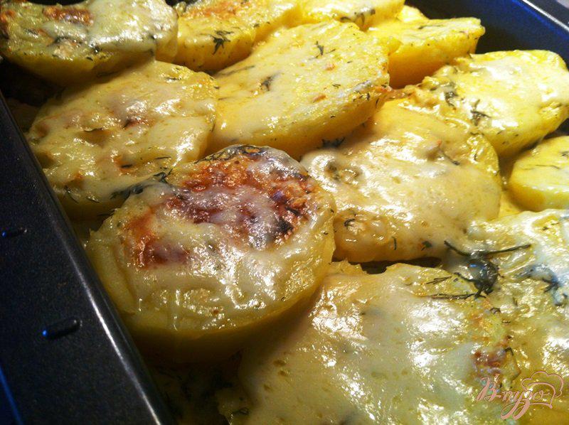 Фото приготовление рецепта: Запеченный картофель в яично-сметанной заливке шаг №10
