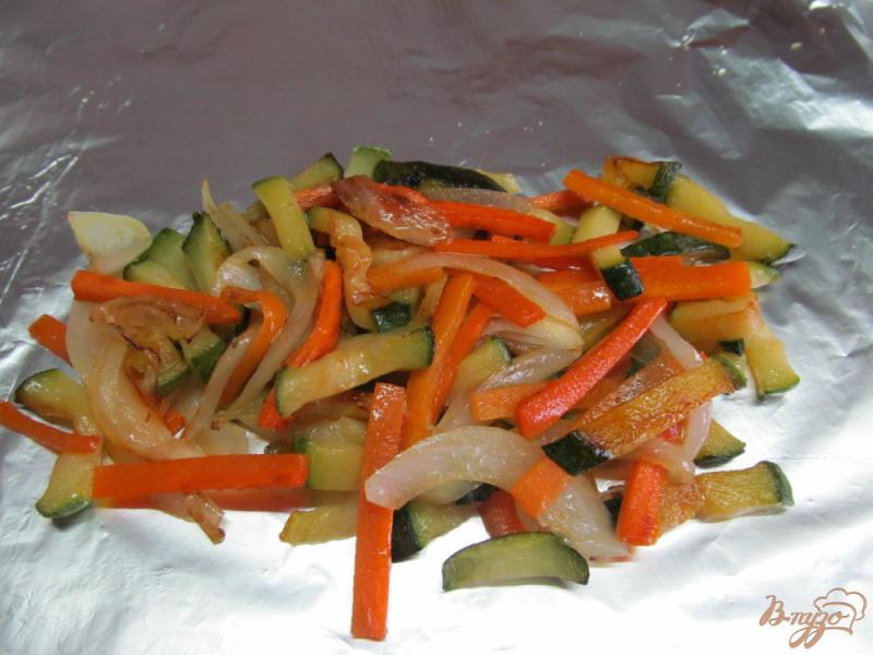 Фото приготовление рецепта: Запеченная рыба на овощах шаг №4