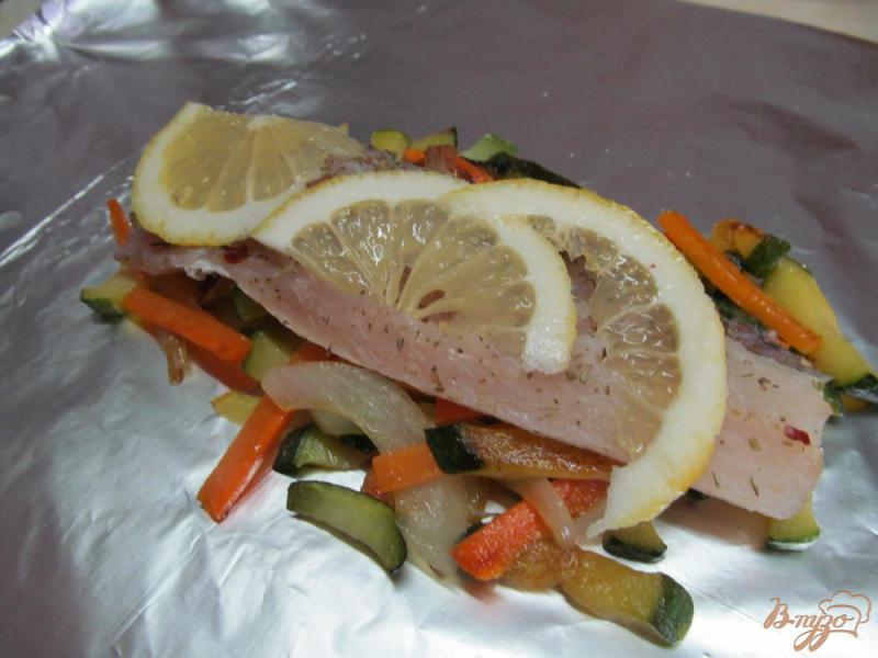 Фото приготовление рецепта: Запеченная рыба на овощах шаг №6