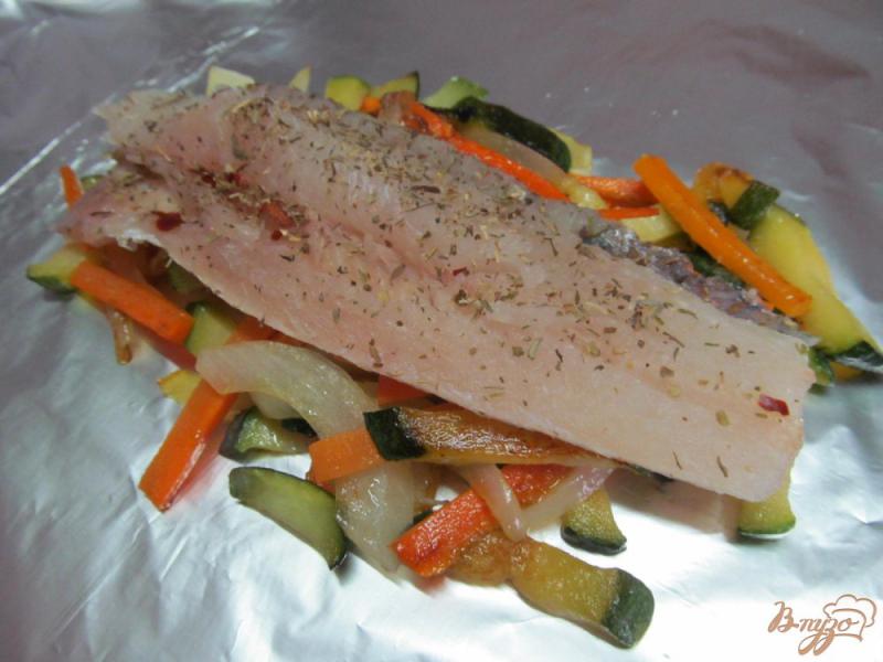 Фото приготовление рецепта: Запеченная рыба на овощах шаг №5