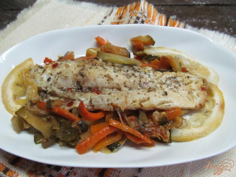 Фото приготовление рецепта: Запеченная рыба на овощах шаг №7