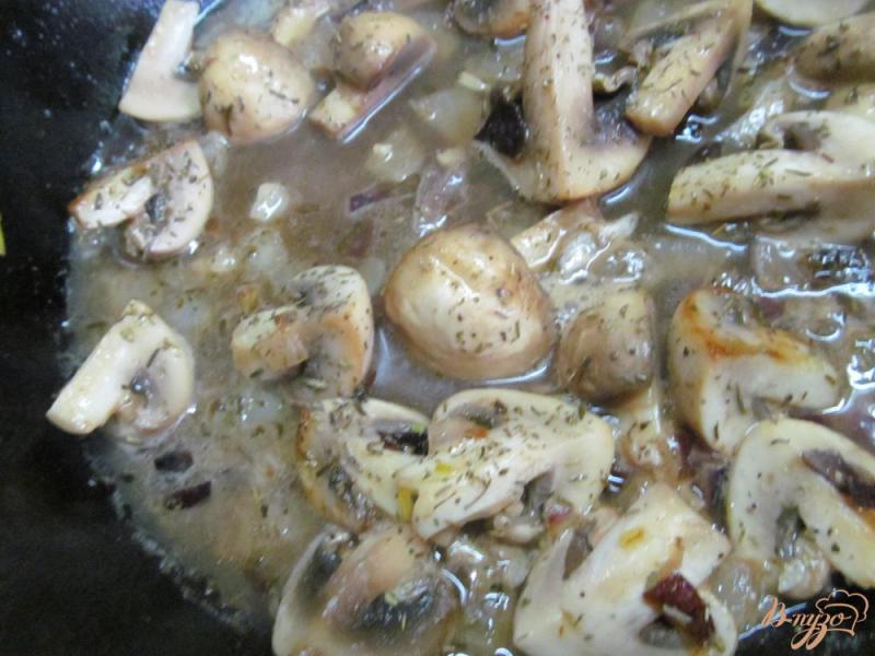 Фото приготовление рецепта: Запеканка из грибов и картофеля шаг №6
