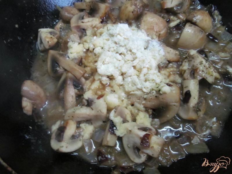 Фото приготовление рецепта: Запеканка из грибов и картофеля шаг №8