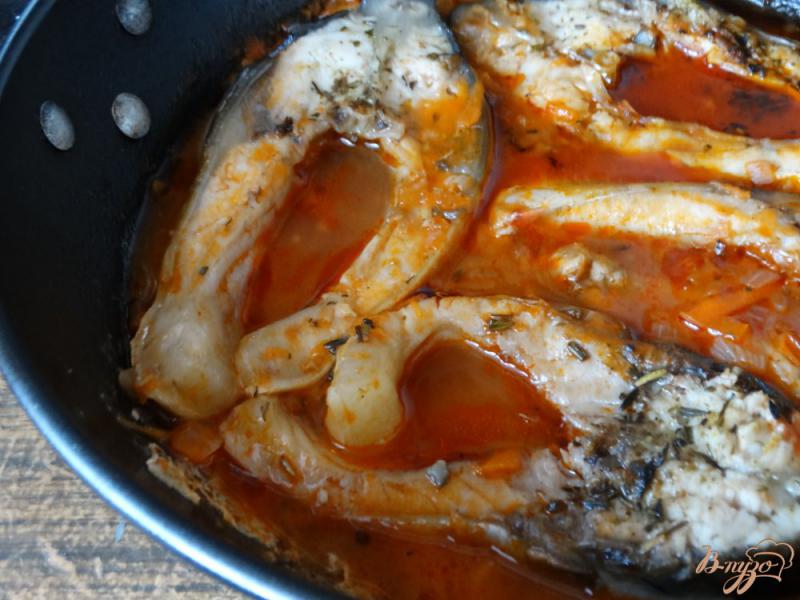 Фото приготовление рецепта: Зеркальный карп тушеный в томатном соусе шаг №5