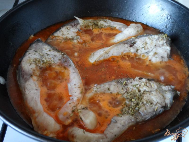Фото приготовление рецепта: Зеркальный карп тушеный в томатном соусе шаг №4