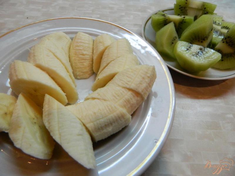 Фото приготовление рецепта: Смузи из киви, банана и мяты шаг №1